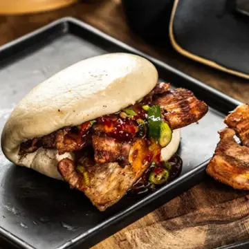 Bao Bun met Gegrild Buikspek van de Big Green Egg